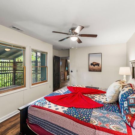 Whiskey Ridge Lodge, A Restored 1940S Gem, 2 Mins From Downtown, Breathtaking City Views, Custom Game Room, And Spacious Elegance Gatlinburg Extérieur photo
