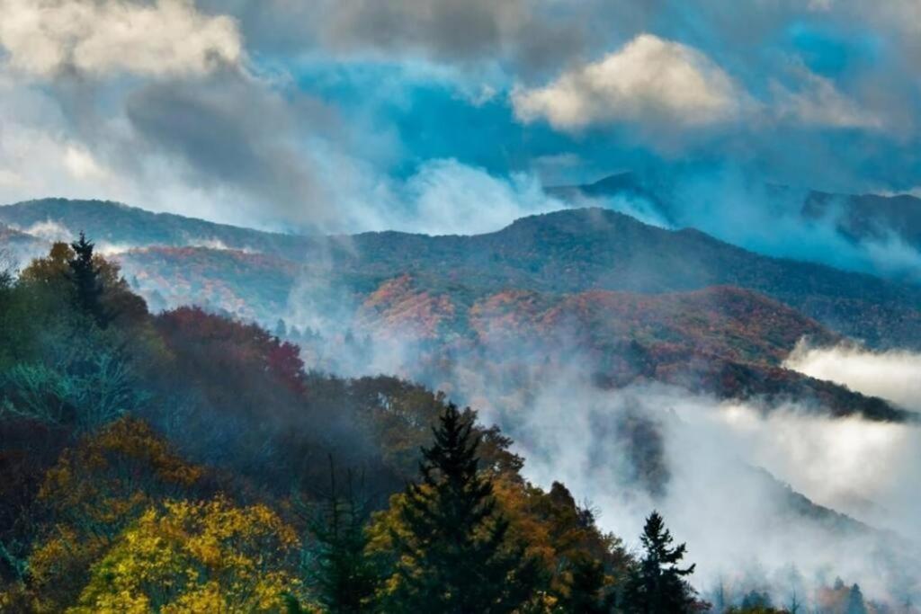 Whiskey Ridge Lodge, A Restored 1940S Gem, 2 Mins From Downtown, Breathtaking City Views, Custom Game Room, And Spacious Elegance Gatlinburg Extérieur photo