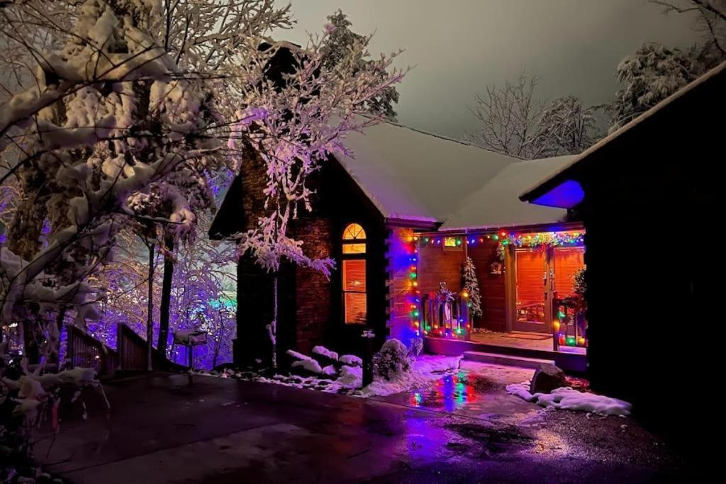 Whiskey Ridge Lodge, A Restored 1940S Gem, 2 Mins From Downtown, Breathtaking City Views, Custom Game Room, And Spacious Elegance Gatlinburg Extérieur photo
