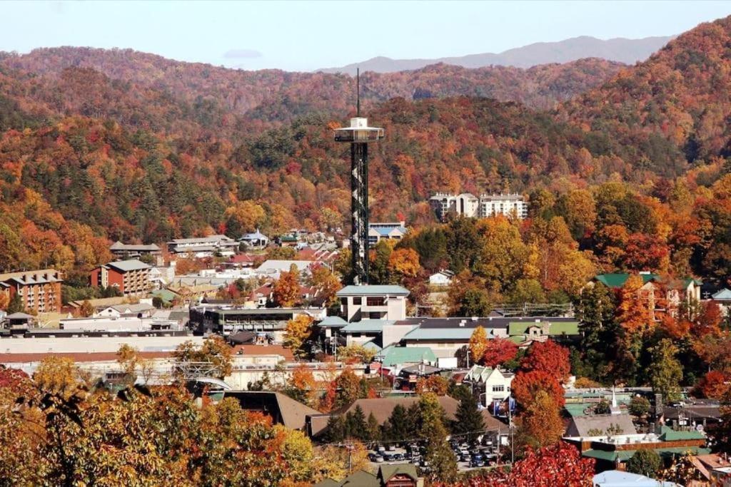 Whiskey Ridge Lodge, A Restored 1940S Gem, 2 Mins From Downtown, Breathtaking City Views, Custom Game Room, And Spacious Elegance Gatlinburg Extérieur photo