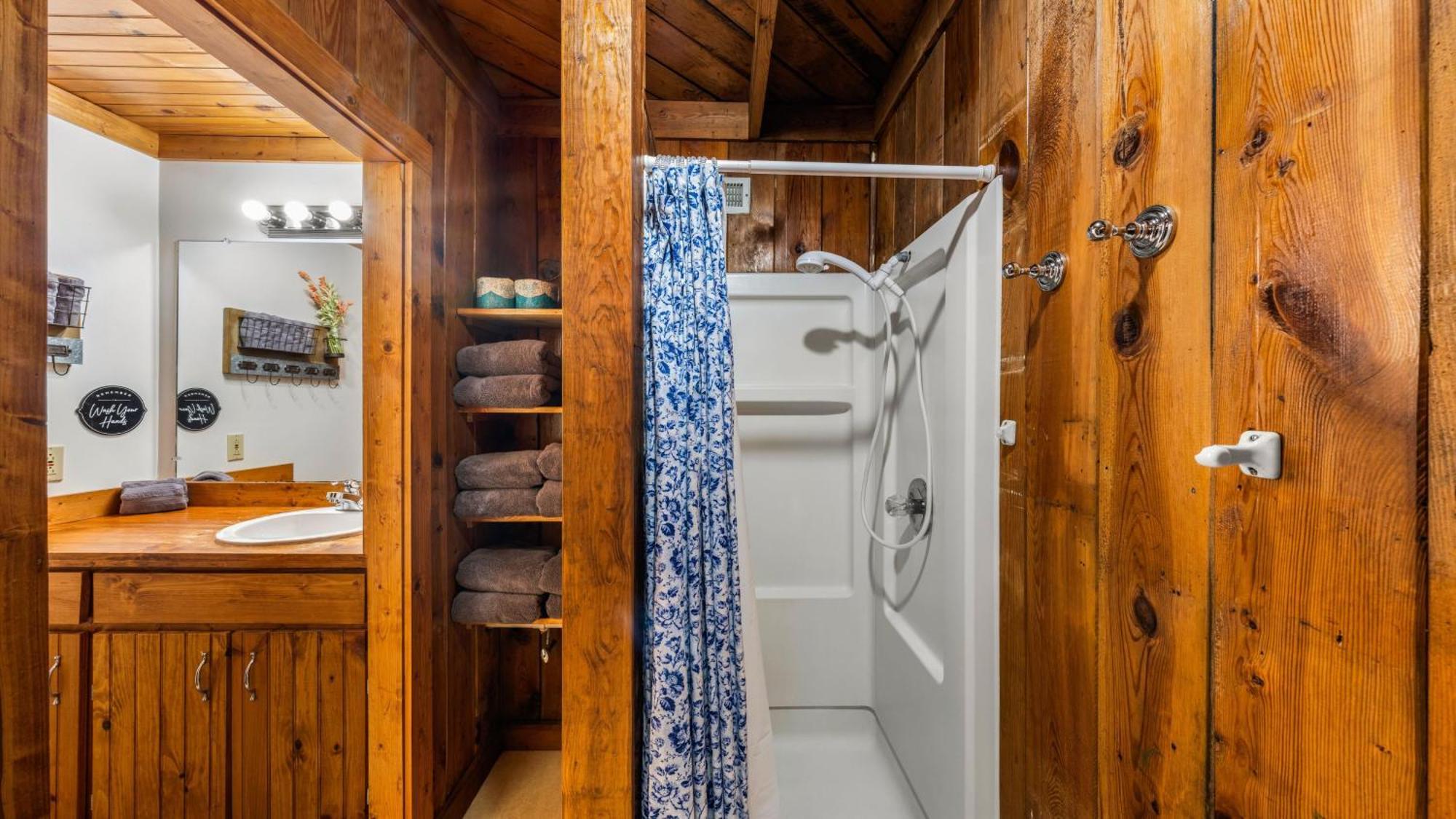 Whiskey Ridge Lodge, A Restored 1940S Gem, 2 Mins From Downtown, Breathtaking City Views, Custom Game Room, And Spacious Elegance Gatlinburg Extérieur photo
