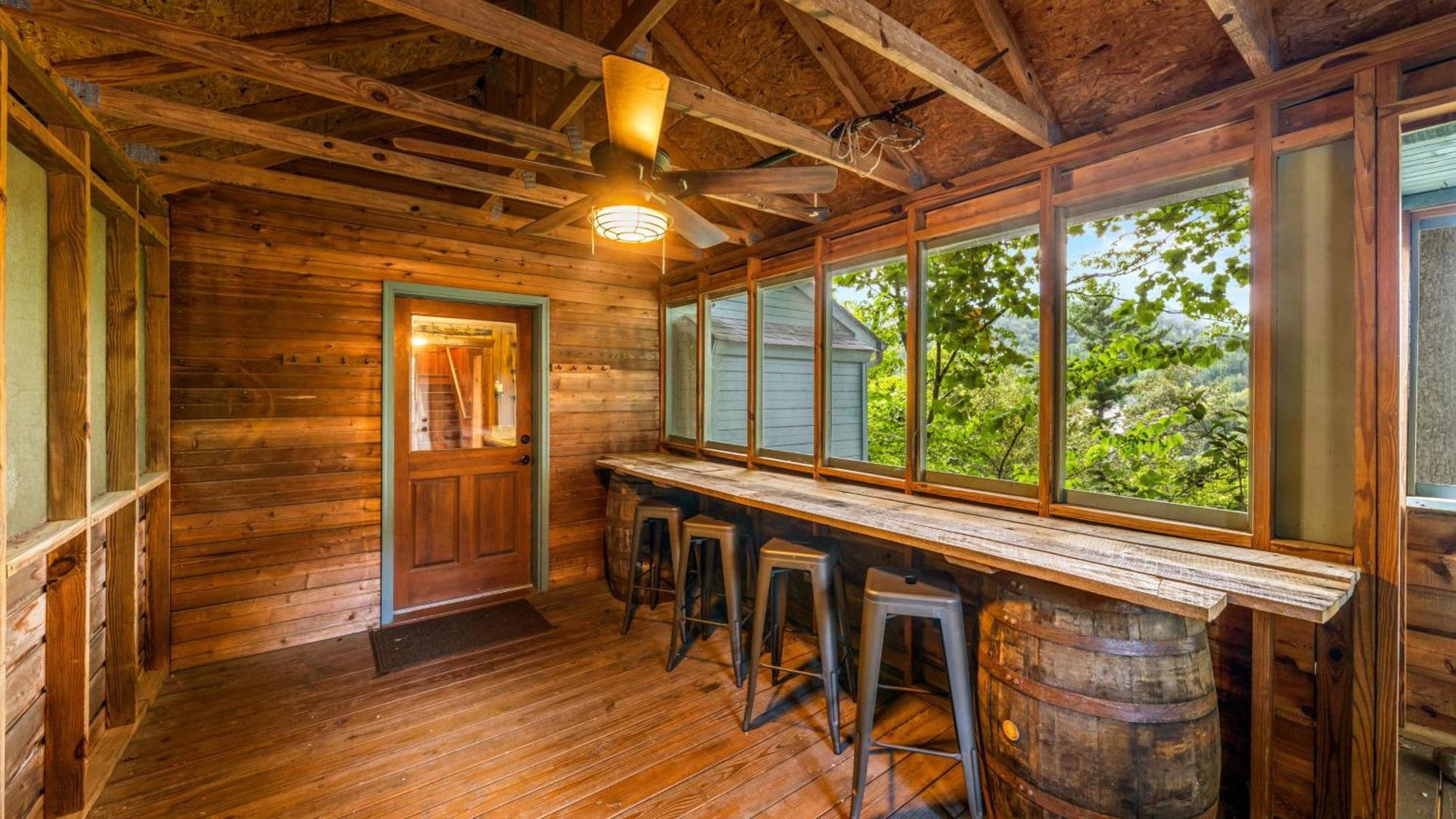 Whiskey Ridge Lodge, A Restored 1940S Gem, 2 Mins From Downtown, Breathtaking City Views, Custom Game Room, And Spacious Elegance Gatlinburg Extérieur photo