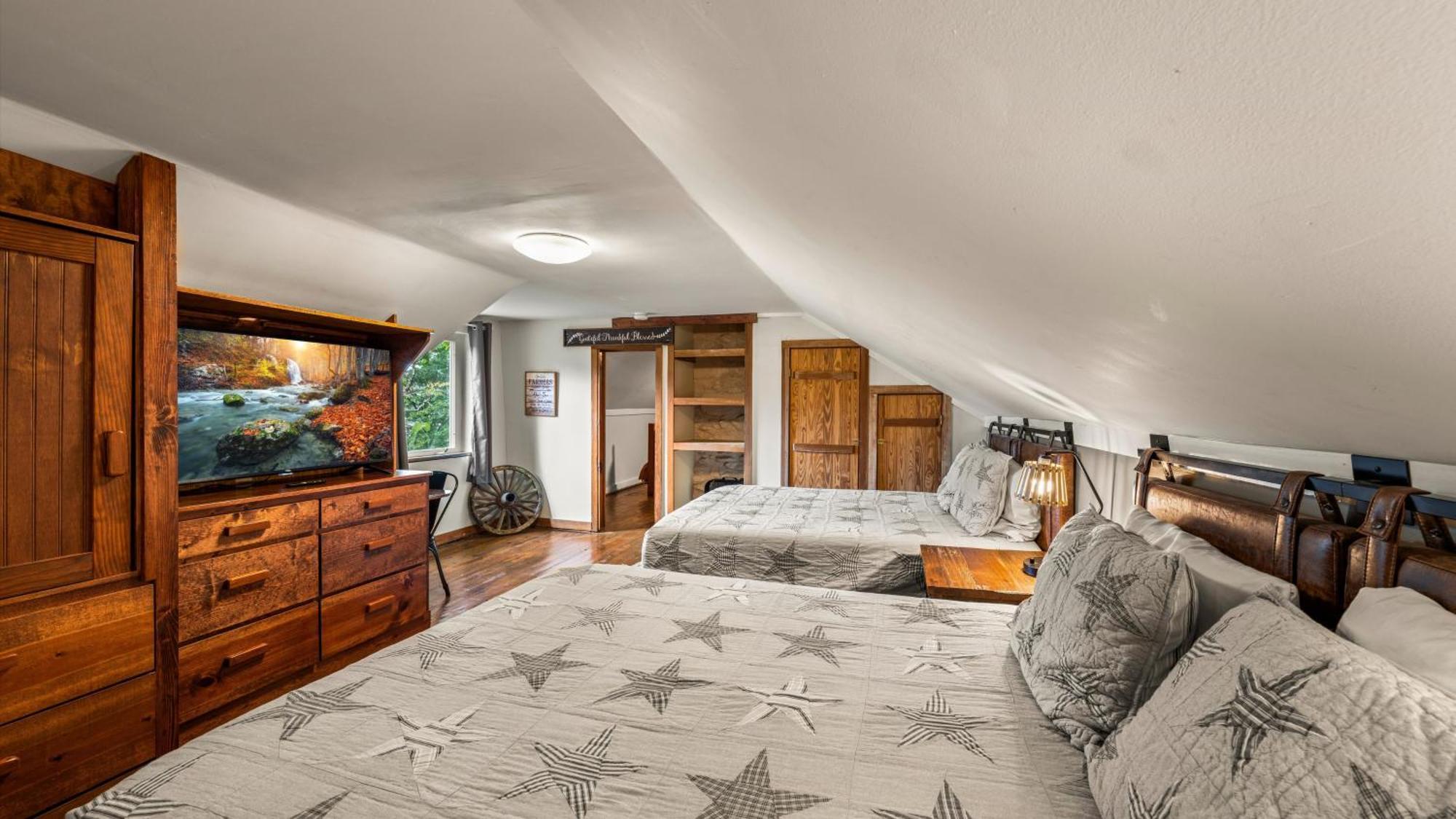 Whiskey Ridge Lodge, A Restored 1940S Gem, 2 Mins From Downtown, Breathtaking City Views, Custom Game Room, And Spacious Elegance Gatlinburg Extérieur photo