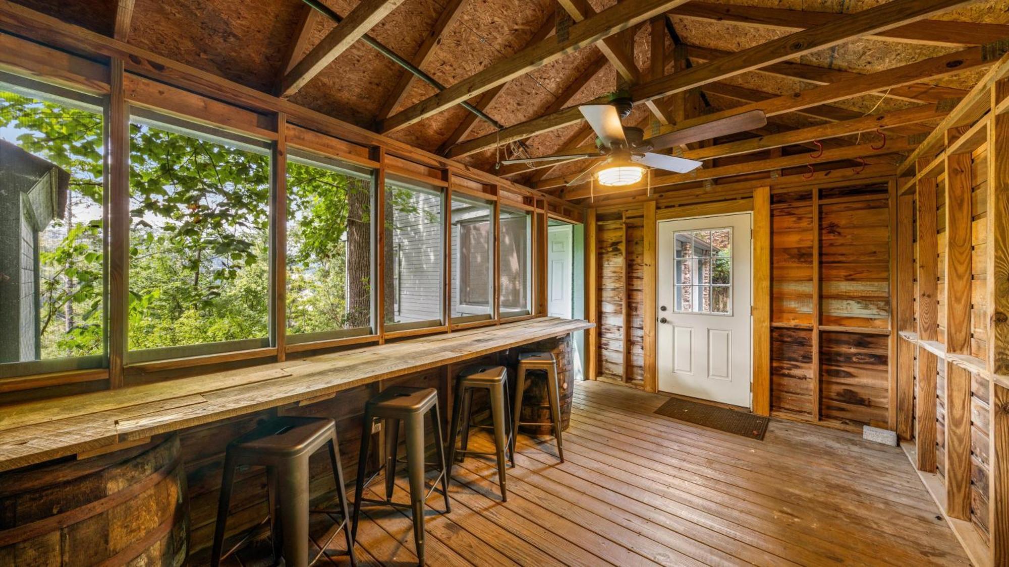 Whiskey Ridge Lodge, A Restored 1940S Gem, 2 Mins From Downtown, Breathtaking City Views, Custom Game Room, And Spacious Elegance Gatlinburg Extérieur photo