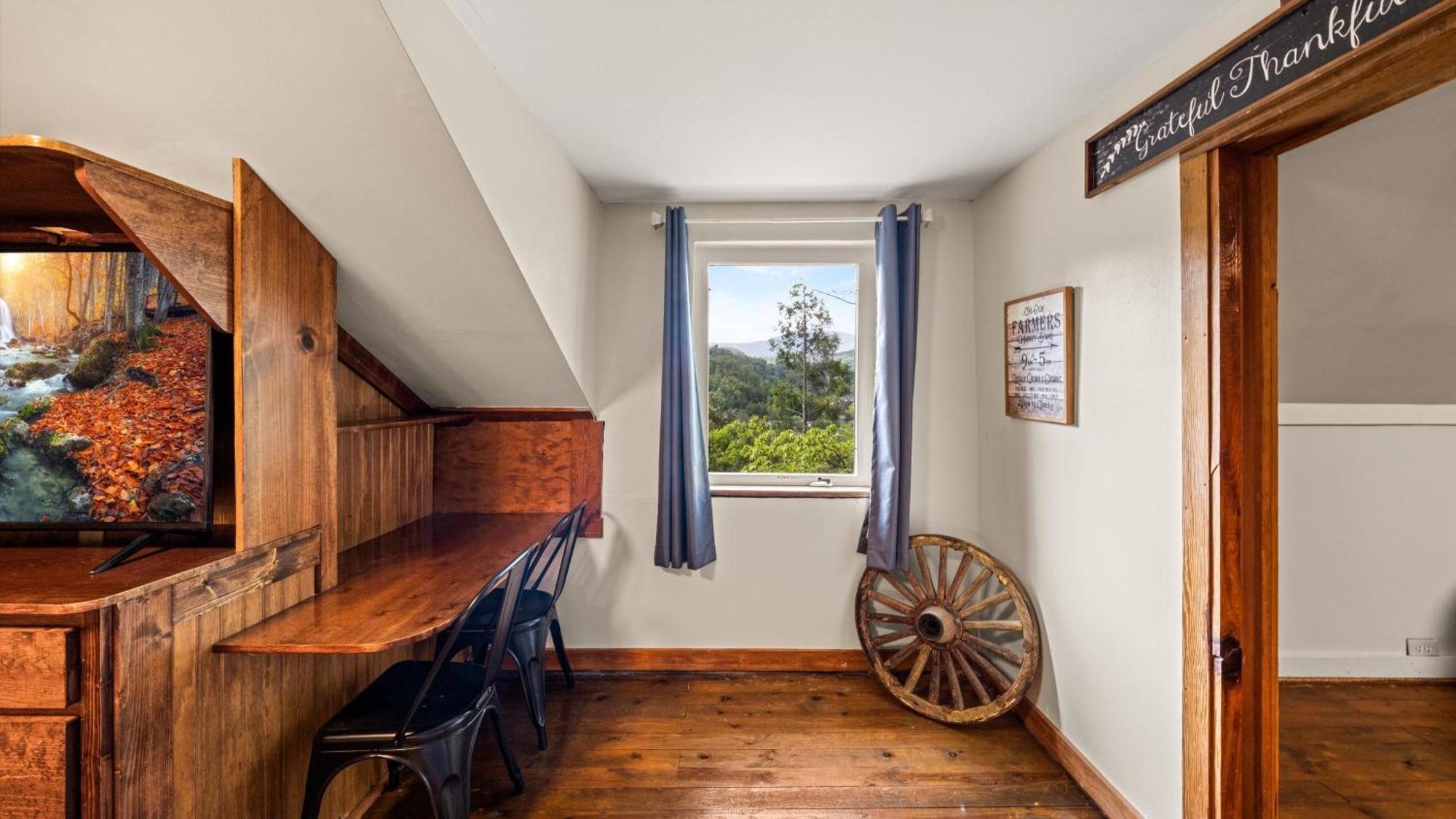 Whiskey Ridge Lodge, A Restored 1940S Gem, 2 Mins From Downtown, Breathtaking City Views, Custom Game Room, And Spacious Elegance Gatlinburg Extérieur photo