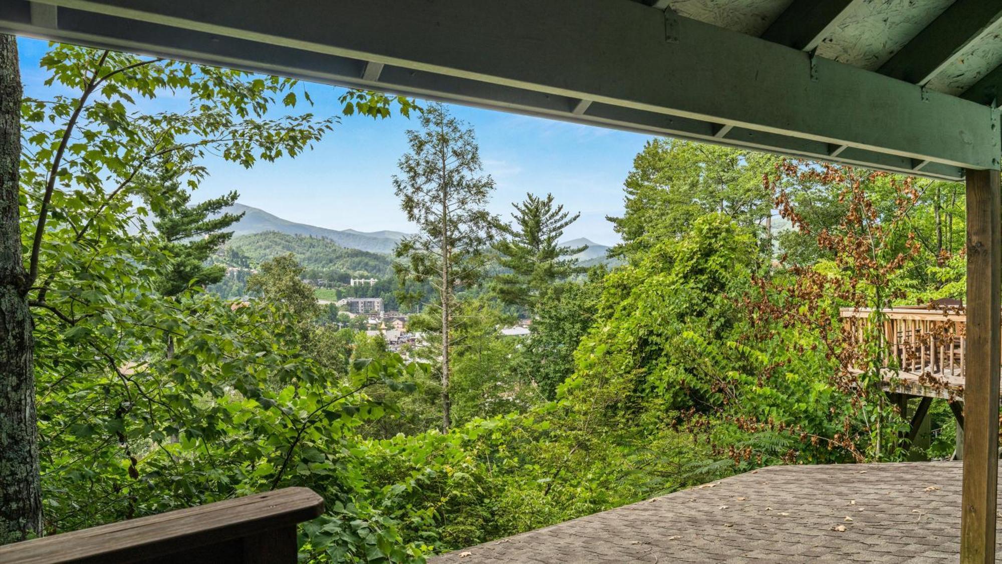 Whiskey Ridge Lodge, A Restored 1940S Gem, 2 Mins From Downtown, Breathtaking City Views, Custom Game Room, And Spacious Elegance Gatlinburg Extérieur photo