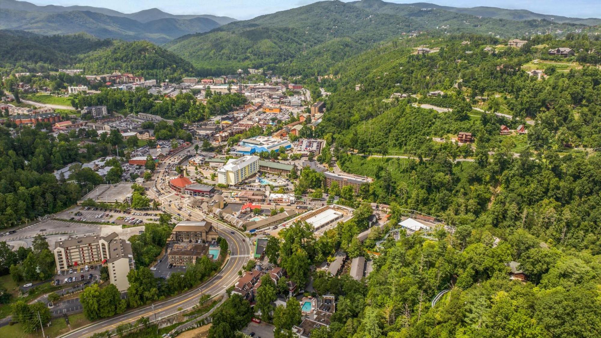 Whiskey Ridge Lodge, A Restored 1940S Gem, 2 Mins From Downtown, Breathtaking City Views, Custom Game Room, And Spacious Elegance Gatlinburg Extérieur photo
