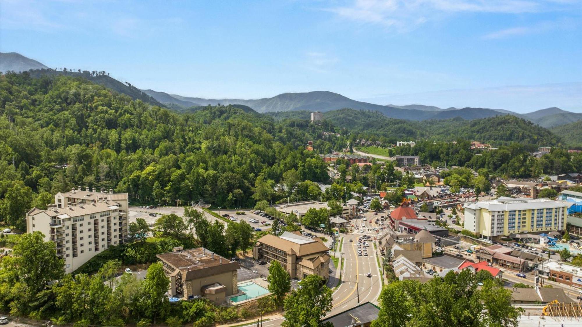 Whiskey Ridge Lodge, A Restored 1940S Gem, 2 Mins From Downtown, Breathtaking City Views, Custom Game Room, And Spacious Elegance Gatlinburg Extérieur photo