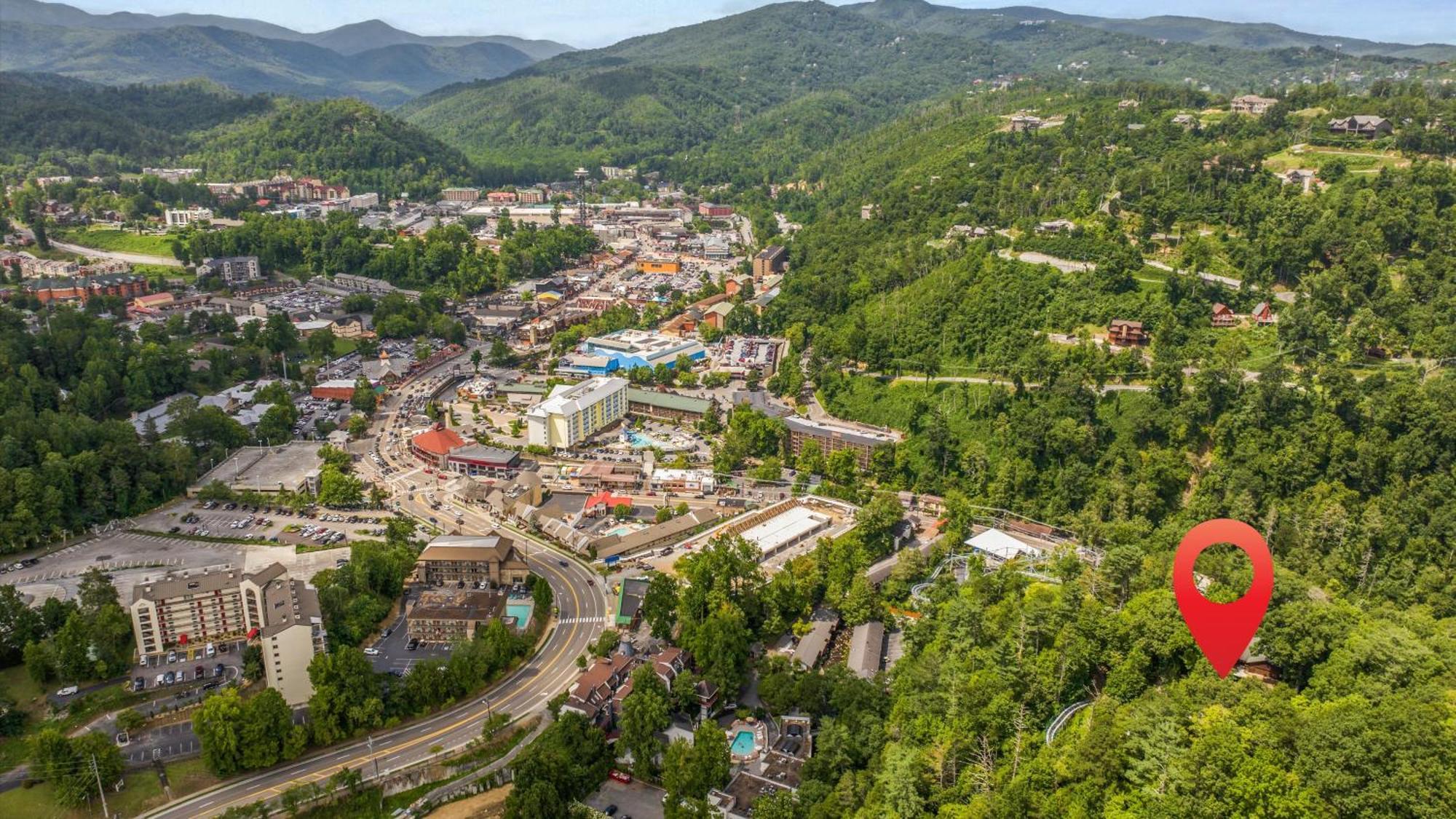 Whiskey Ridge Lodge, A Restored 1940S Gem, 2 Mins From Downtown, Breathtaking City Views, Custom Game Room, And Spacious Elegance Gatlinburg Extérieur photo