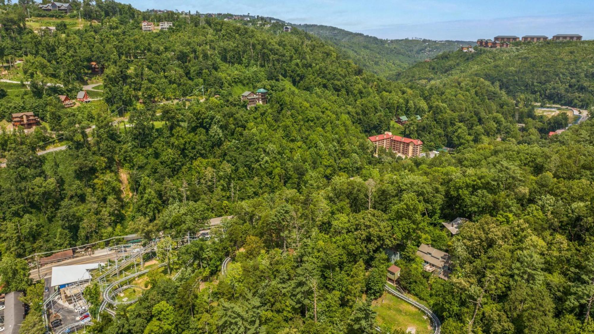Whiskey Ridge Lodge, A Restored 1940S Gem, 2 Mins From Downtown, Breathtaking City Views, Custom Game Room, And Spacious Elegance Gatlinburg Extérieur photo