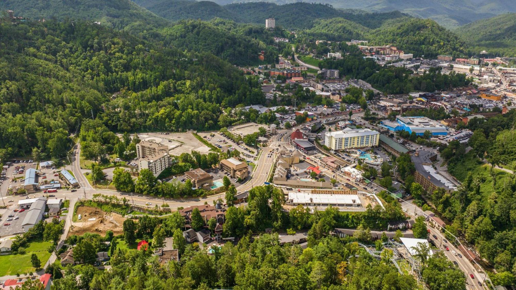 Whiskey Ridge Lodge, A Restored 1940S Gem, 2 Mins From Downtown, Breathtaking City Views, Custom Game Room, And Spacious Elegance Gatlinburg Extérieur photo